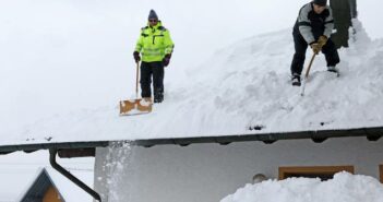 Skale auf Aluminiumprofil: über die Schwierigkeiten der Schneehöhenmessung (Foto: shutterstock - Astrid Gast)