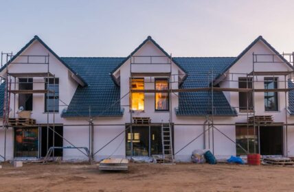 Mehrfamilienhaus bauen: mit mehreren Generationen unter einem Dach oder als Kapitalanlage (Foto: AdobeStock - 94435255 schulzfoto)