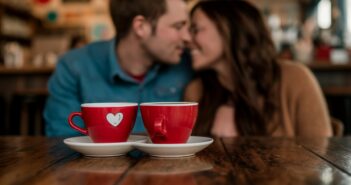 Nutzer finden Liebe auf Dating Cafe. (Foto: AdobeStock Curioso.Photography _808221233)