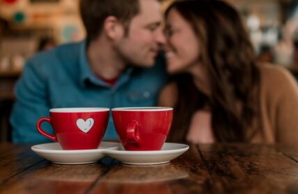 Nutzer finden Liebe auf Dating Cafe. (Foto: AdobeStock Curioso.Photography _808221233)