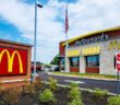 Ein typisches McDonald’s Restaurant zeigt den ikonischen goldenen Bogen und das klare Markenbild. (Foto: AdobeStock-866808606 Refrina)