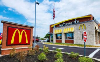 Ein typisches McDonald’s Restaurant zeigt den ikonischen goldenen Bogen und das klare Markenbild. (Foto: AdobeStock-866808606 Refrina)