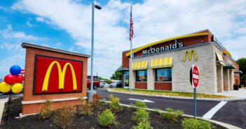 Ein typisches McDonald’s Restaurant zeigt den ikonischen goldenen Bogen und das klare Markenbild. (Foto: AdobeStock-866808606 Refrina)