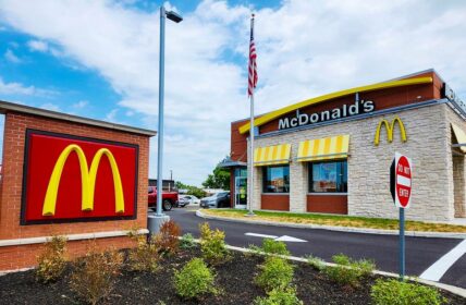 Ein typisches McDonald’s Restaurant zeigt den ikonischen goldenen Bogen und das klare Markenbild. (Foto: AdobeStock-866808606 Refrina)