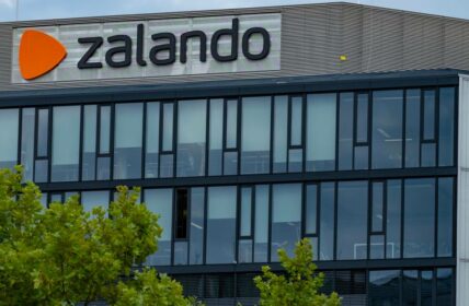 Zalando-Outlet in Berlin – Ein Ort für Mode und Schuhe (Foto: AdobeStock 945640349- kittyfly)